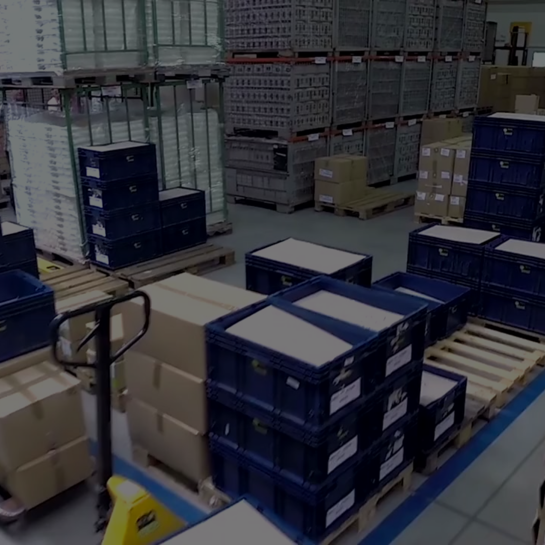 Rack cantilever para cargas largas en depósito industrial